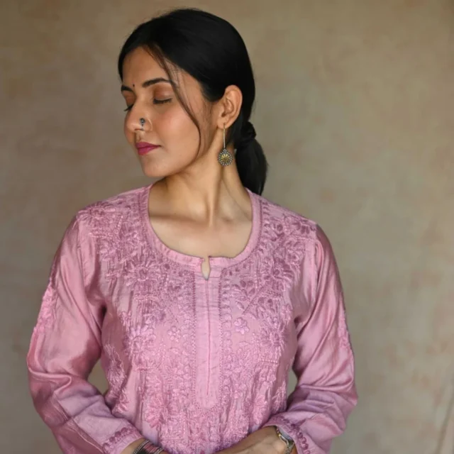 Prettier than you think! Our #chanderisilk kurtas are our #bestselling #chikankarikurta this season! Now available in more than 10 shades, we are sure you'll find your favourite shade today!
DM to place your order!
#wine
#royalblue
#white
#red
#powderblue
#onionpink
#seagreen
#brown
#handembroidered