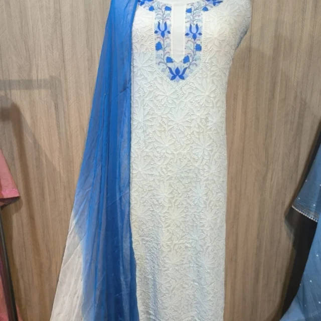 Bet you can't take your eyes off these!
#parsigara #chikankarisuit #handembroidered #puregeorgette #partywear #premiumcollection #newarrivals