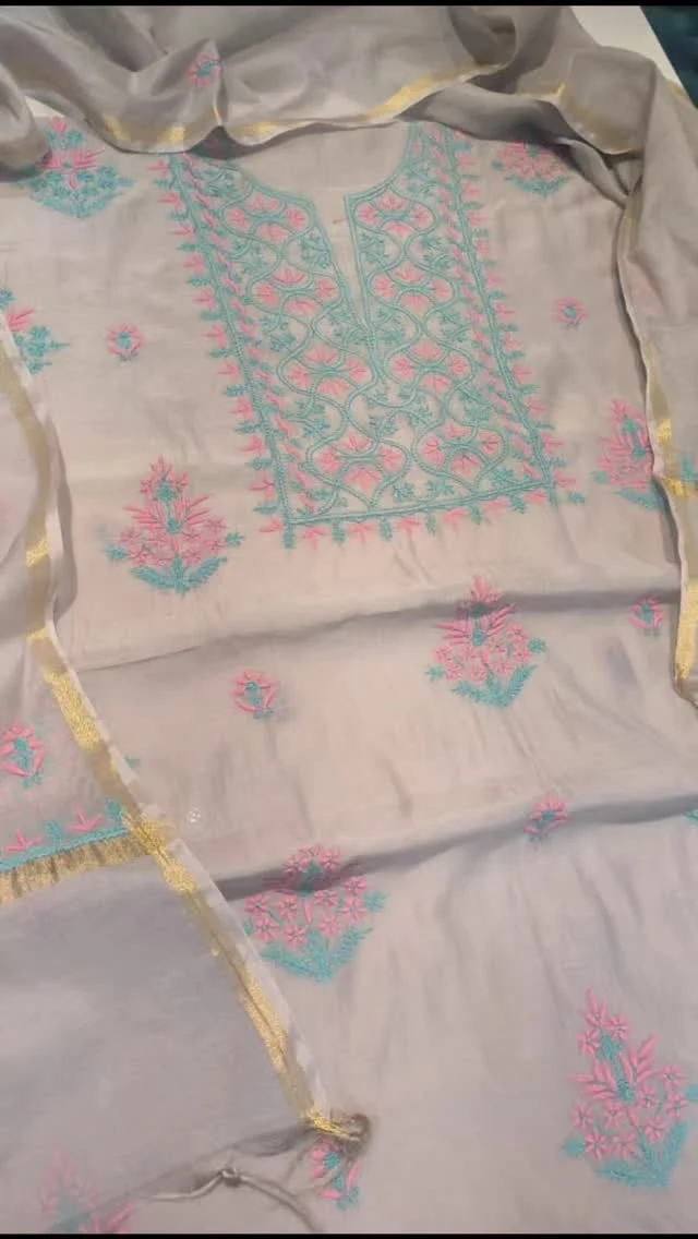 Pure #mulchanderi #chikansuits with fine #chikankari #handembroidery with coloured thread embroidery in pleasing shades!
#summerfriendly #instafashion